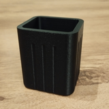 Gros plan d'un pot à crayons carré minimaliste aux côtés rainurés