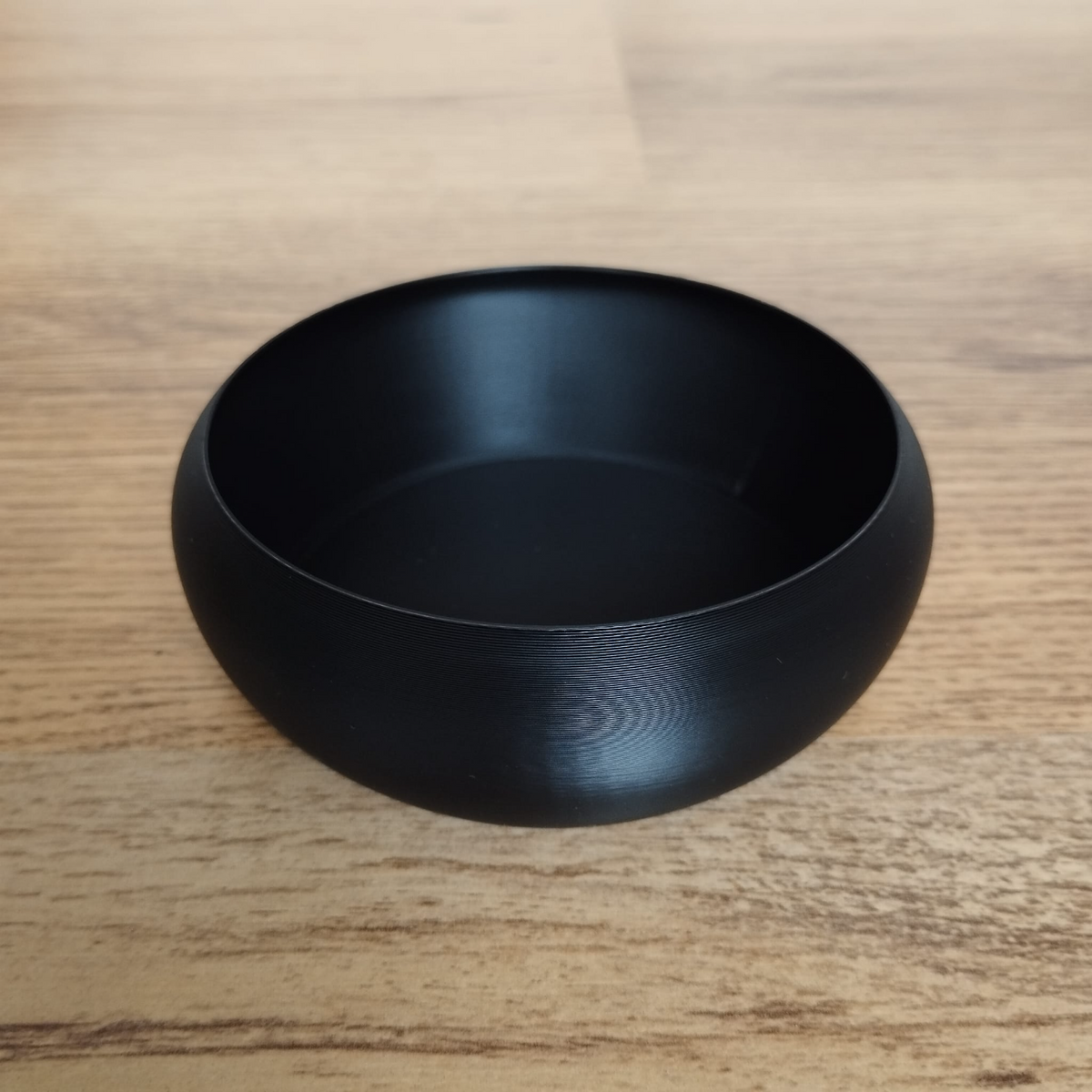Coupe blanche moderne pour clés et pièces, vue de dessus avec intérieur lisse