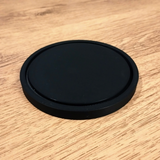 Sous-verre rond minimaliste et lisse vu de dessus, géométrie épurée et surface mate