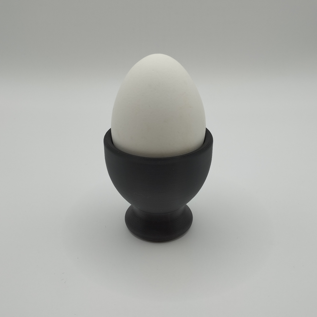 Détail de la surface lisse et soignée d'un coquetier moderne