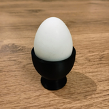 Gros plan d'un coquetier minimaliste blanc mat en forme de cône épuré