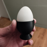 Gros plan d'un coquetier minimaliste blanc mat en forme de cône épuré