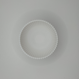 Une lumière douce sur le bol strié crée un jeu d'ombres