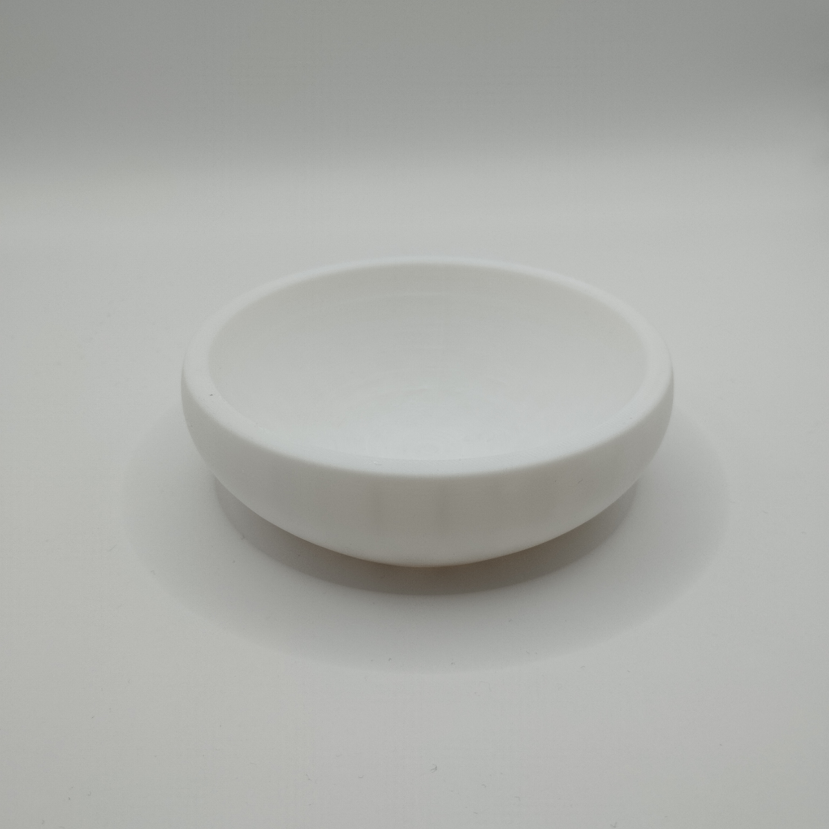 Coupe minimaliste pour clés et pièces sur une table d'entrée avec des clés éparpillées