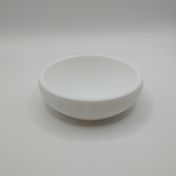 Coupe minimaliste pour clés et pièces sur une table d'entrée avec des clés éparpillées