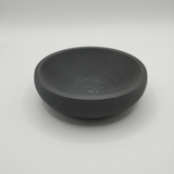 Détail d'une coupelle plate à l'intérieur lisse et au bord net