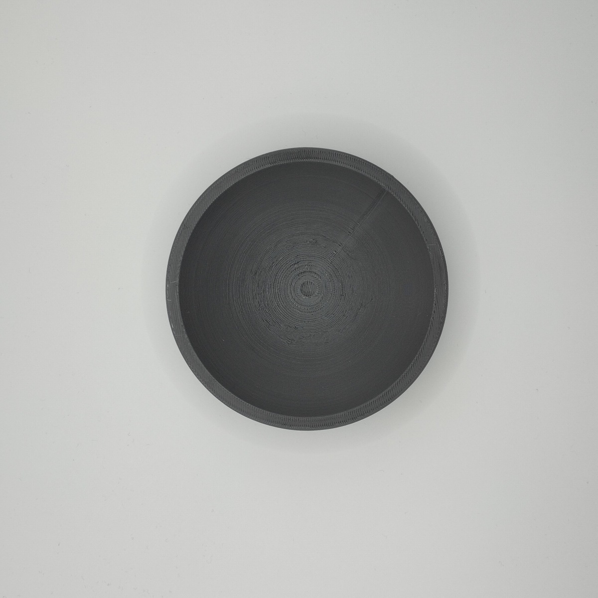 Coupelle plate blanche pour clés et pièces à la silhouette géométrique, gros plan