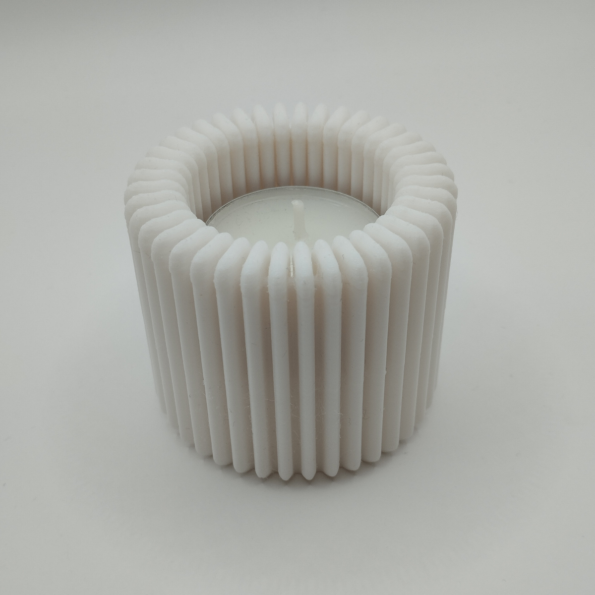 Détail de la surface cannelée du support avec jeux d'ombre et de lumière