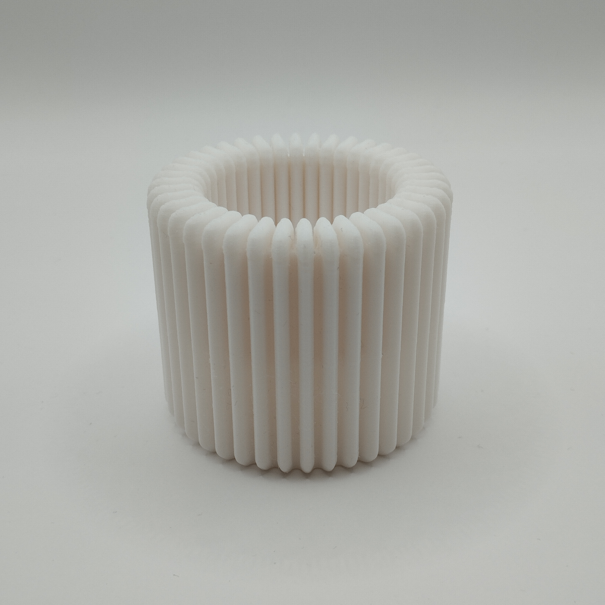 Gros plan d'un photophore cannelé à texture verticale et profondeur