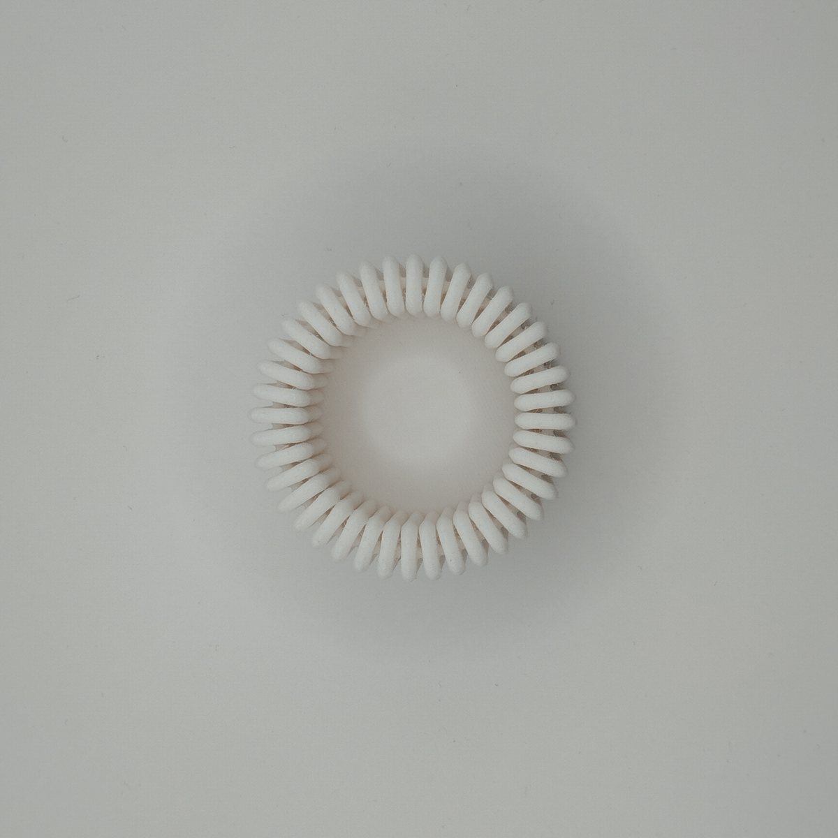 Gros plan d'un photophore cannelé à texture verticale et profondeur