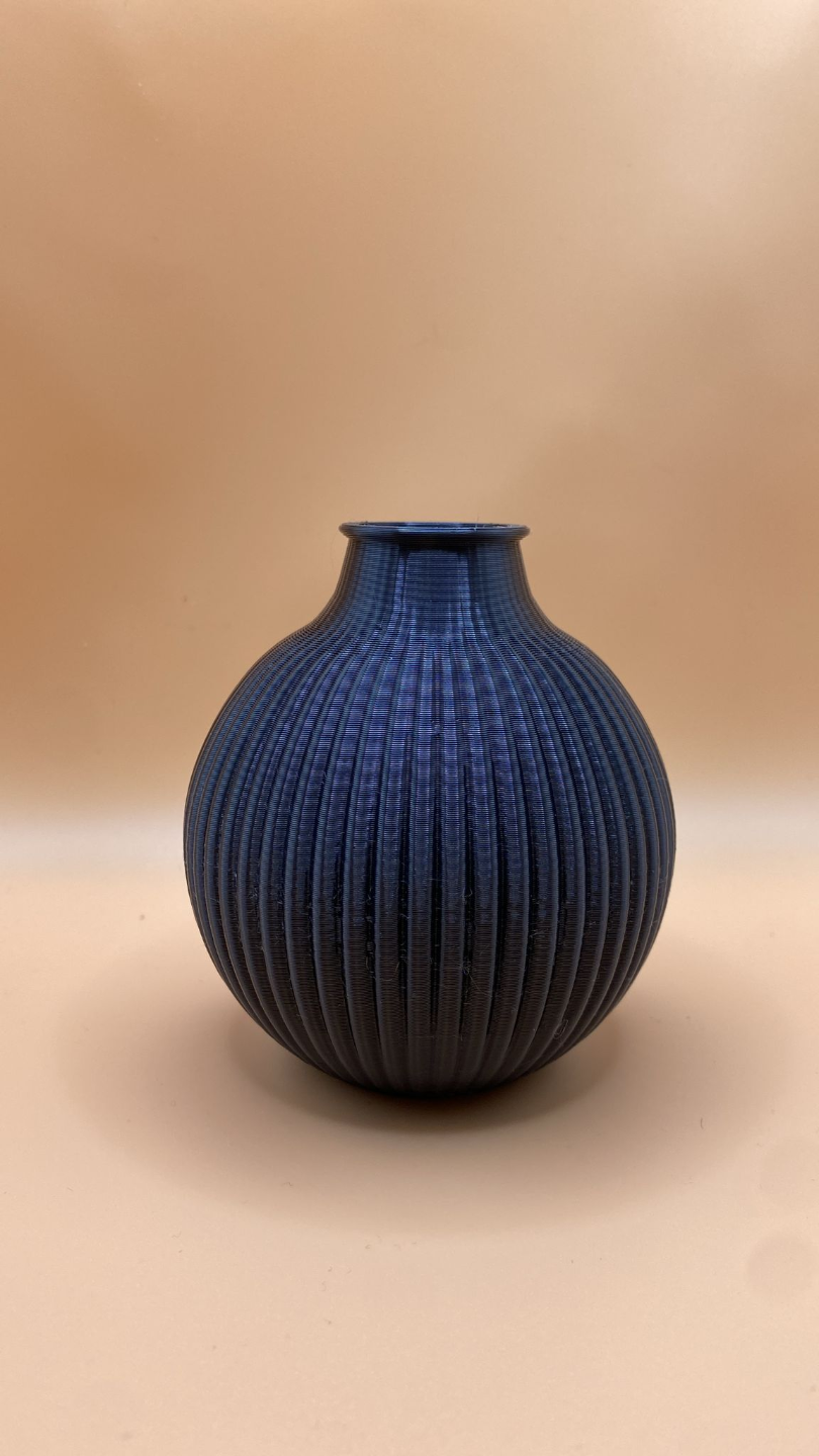 Vase moderne strié sur une étagère en bois au style minimaliste