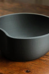 Vide-poche minimaliste à découpe circulaire, finition neutre