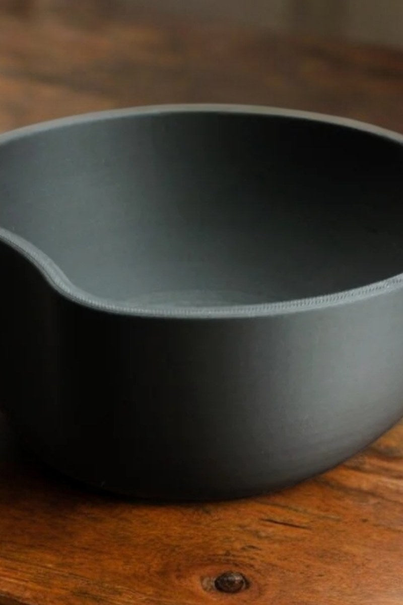 Vide-poche minimaliste à découpe circulaire, finition neutre