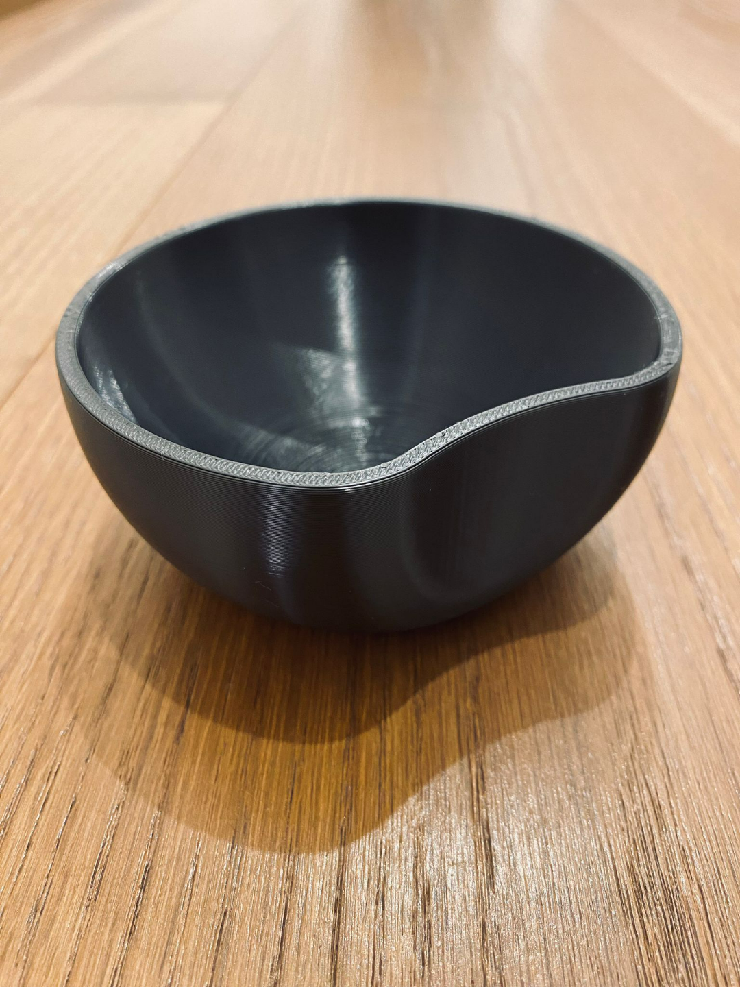 Vide-poche minimaliste à découpe circulaire, finition neutre