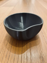 Vide-poche minimaliste à découpe circulaire, finition neutre