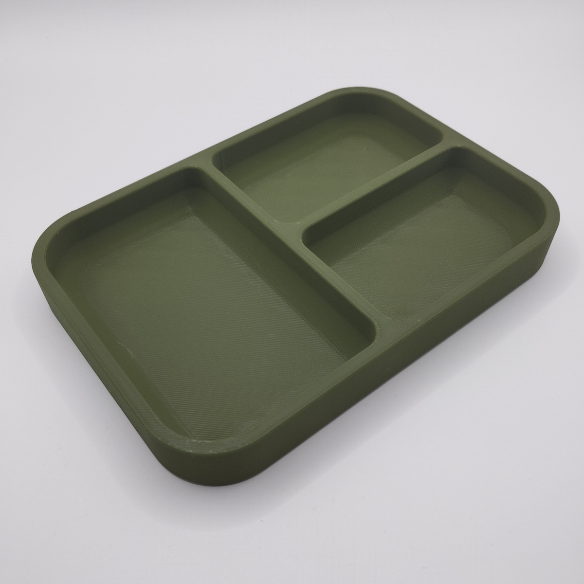 Plateau minimaliste pour clés et pièces sur une console, garni de clés