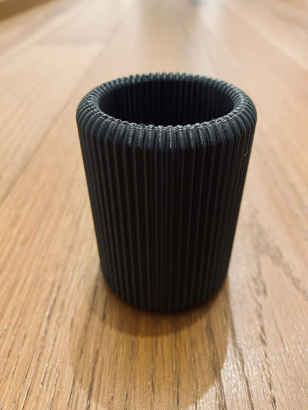 Gros plan d'un porte-brosse à dents cannelé à texture verticale