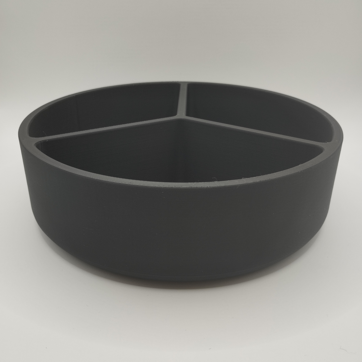 Plateau apéritif minimaliste sur une table en bois avec des noix et des fruits secs