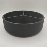 Plateau apéritif minimaliste sur une table en bois avec des noix et des fruits secs