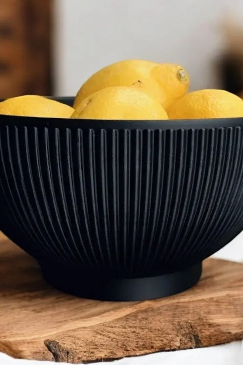 Gros plan d'une coupe cannelée sur pied à texture verticale