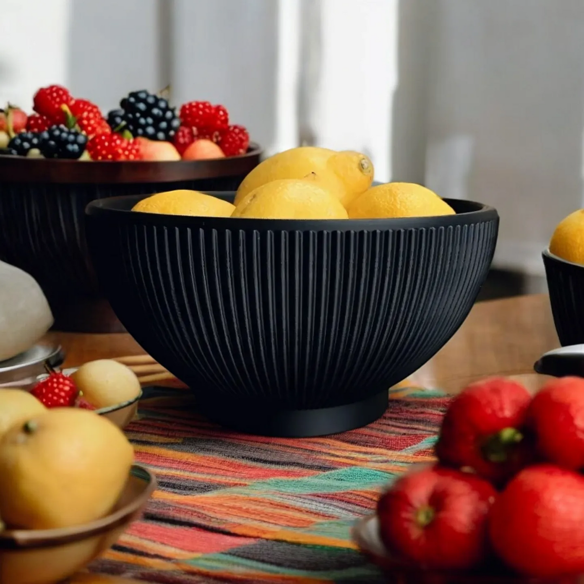 Lemony – coupe design striée sur une étagère blanche au style minimaliste
