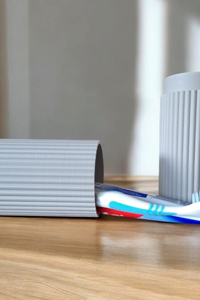 Gros plan d'un étui à brosse à dents de voyage cannelé à surface texturée