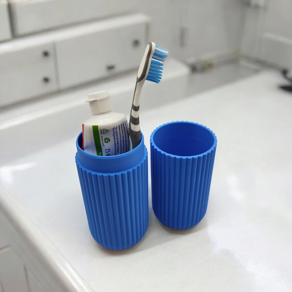 Gros plan d'un étui à brosse à dents de voyage cannelé à surface texturée