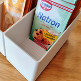 Organiseur incliné pour ingrédients de pâtisserie avec sachets sur une étagère de cuisine