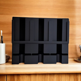 Boîte à thé minimaliste sur une étagère de cuisine avec une collection de thés