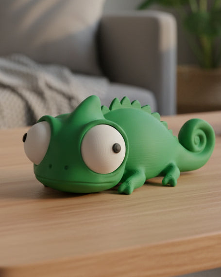Gros plan d'une figurine de caméléon amusante aux grands yeux mobiles sur surface blanche