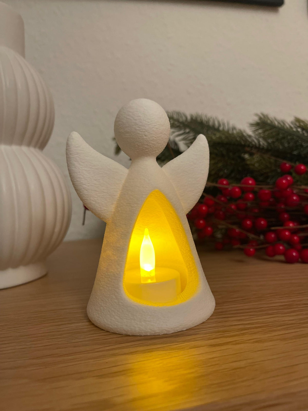 Figurine d'ange avec bougie LED qui l'éclaire de l'intérieur