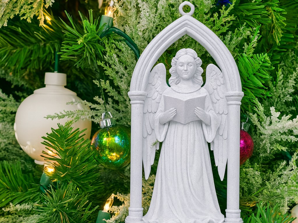 Ange victorien sous une arche gothique en décoration de sapin
