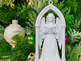 Ange victorien sous une arche gothique en décoration de sapin