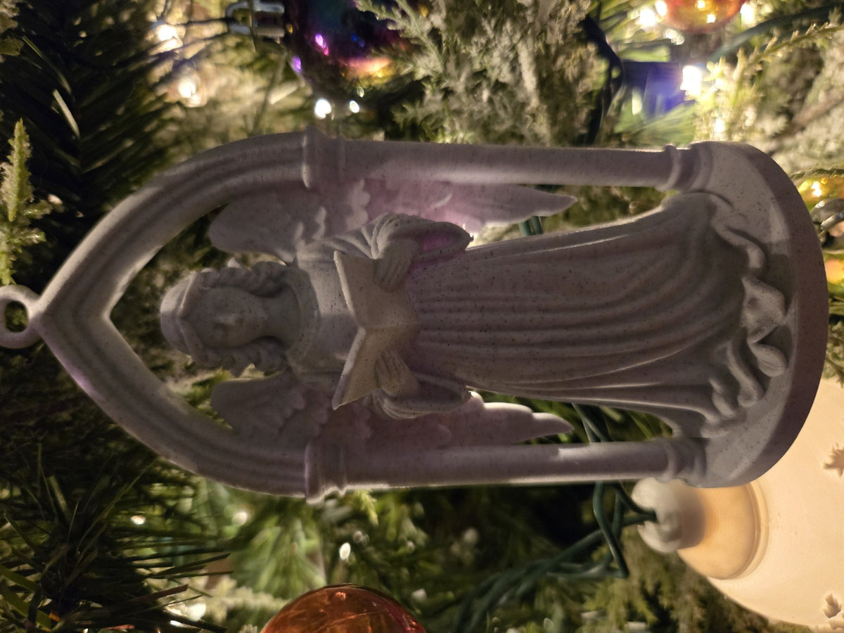 Ange victorien sous une arche gothique en décoration de sapin