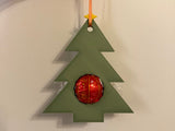 Étiquette cadeau en forme de sapin de Noël avec place pour une boule en chocolat