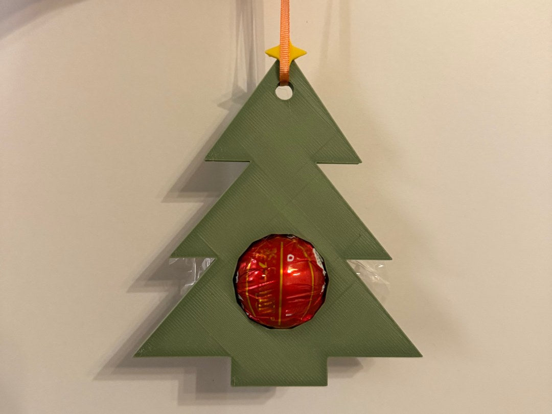 Étiquette cadeau en forme de sapin de Noël avec place pour une boule en chocolat