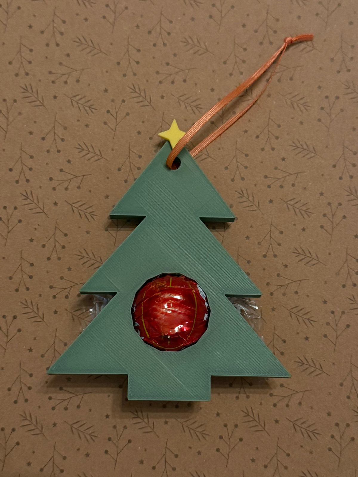 Étiquette cadeau en forme de sapin de Noël avec place pour une boule en chocolat