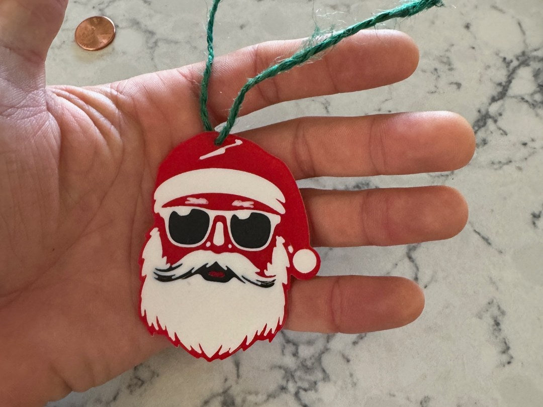 Étiquette cadeau avec Père Noël cool à lunettes de soleil