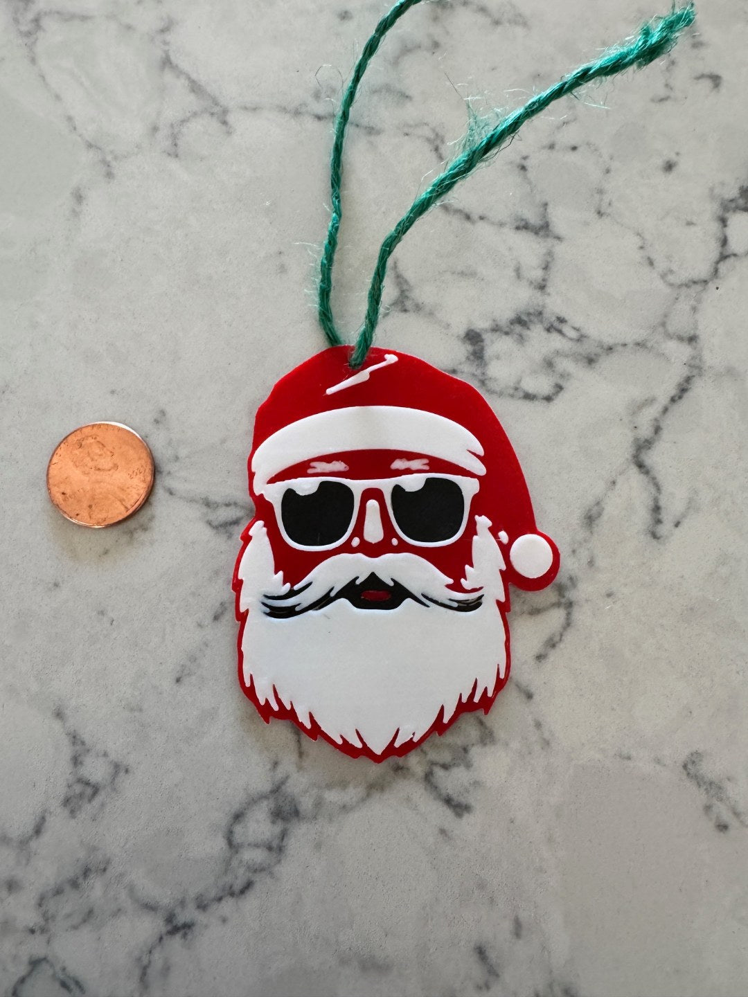 Étiquette cadeau avec Père Noël cool à lunettes de soleil