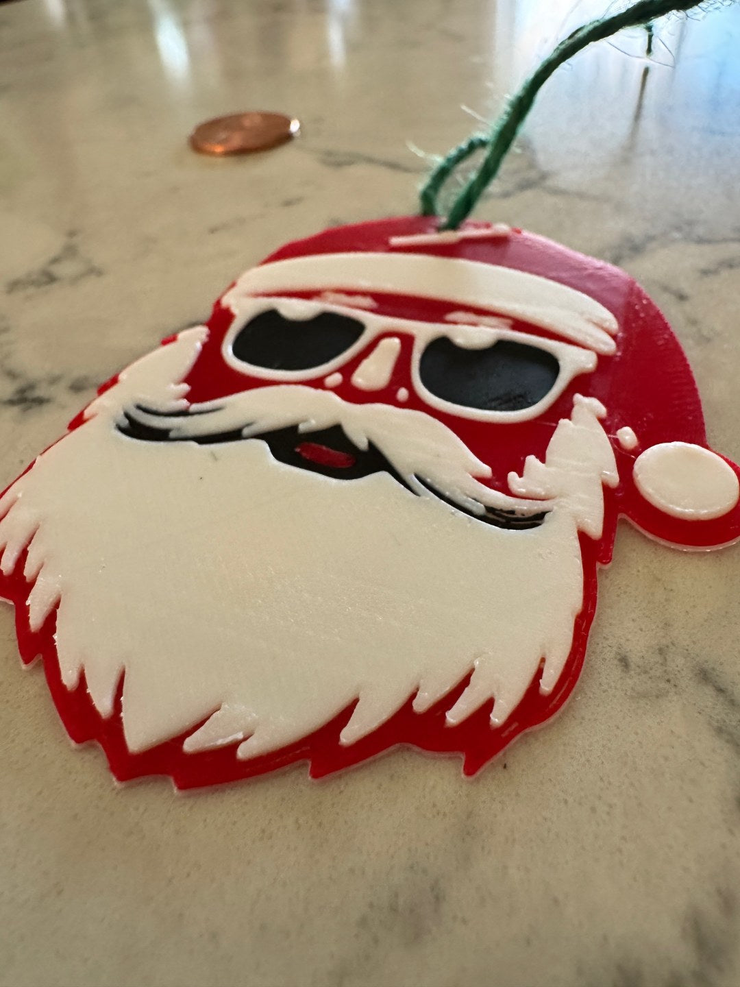 Étiquette cadeau avec Père Noël cool à lunettes de soleil