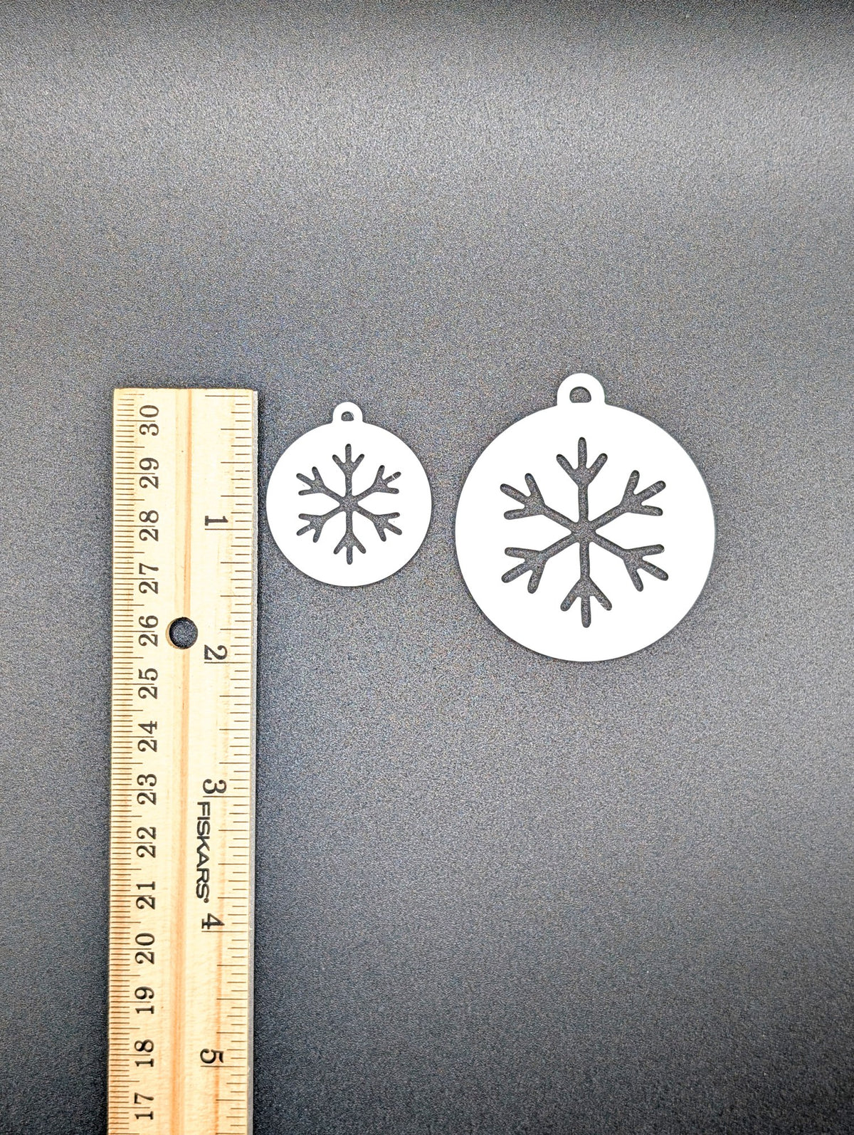 Étiquette cadeau avec flocon de neige ajouré