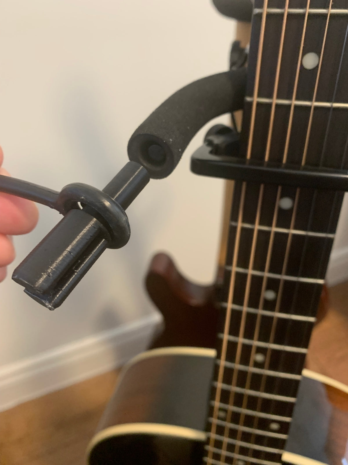Porte-médiators pour support de guitare au sol classique