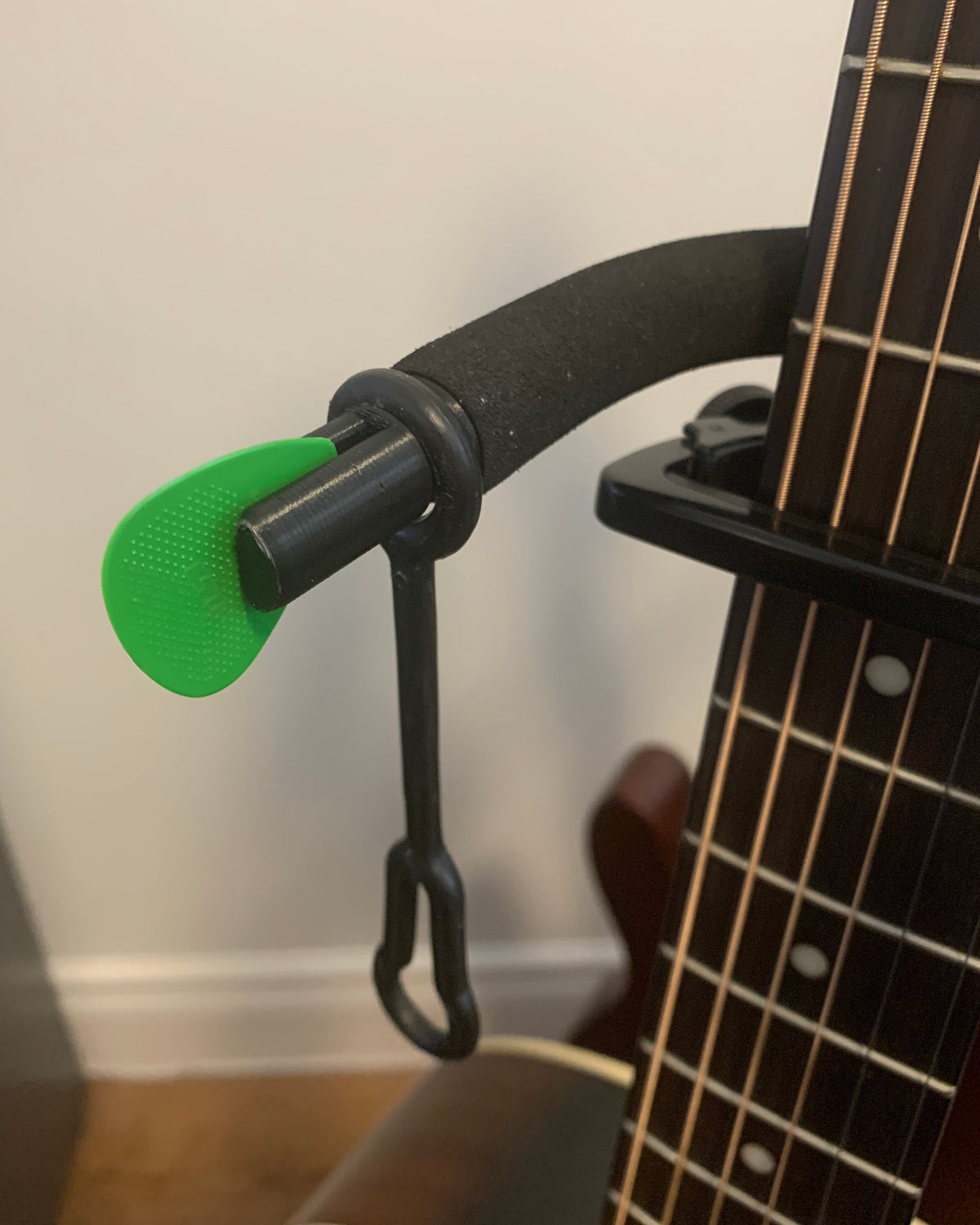 Porte-médiators pour support de guitare au sol classique