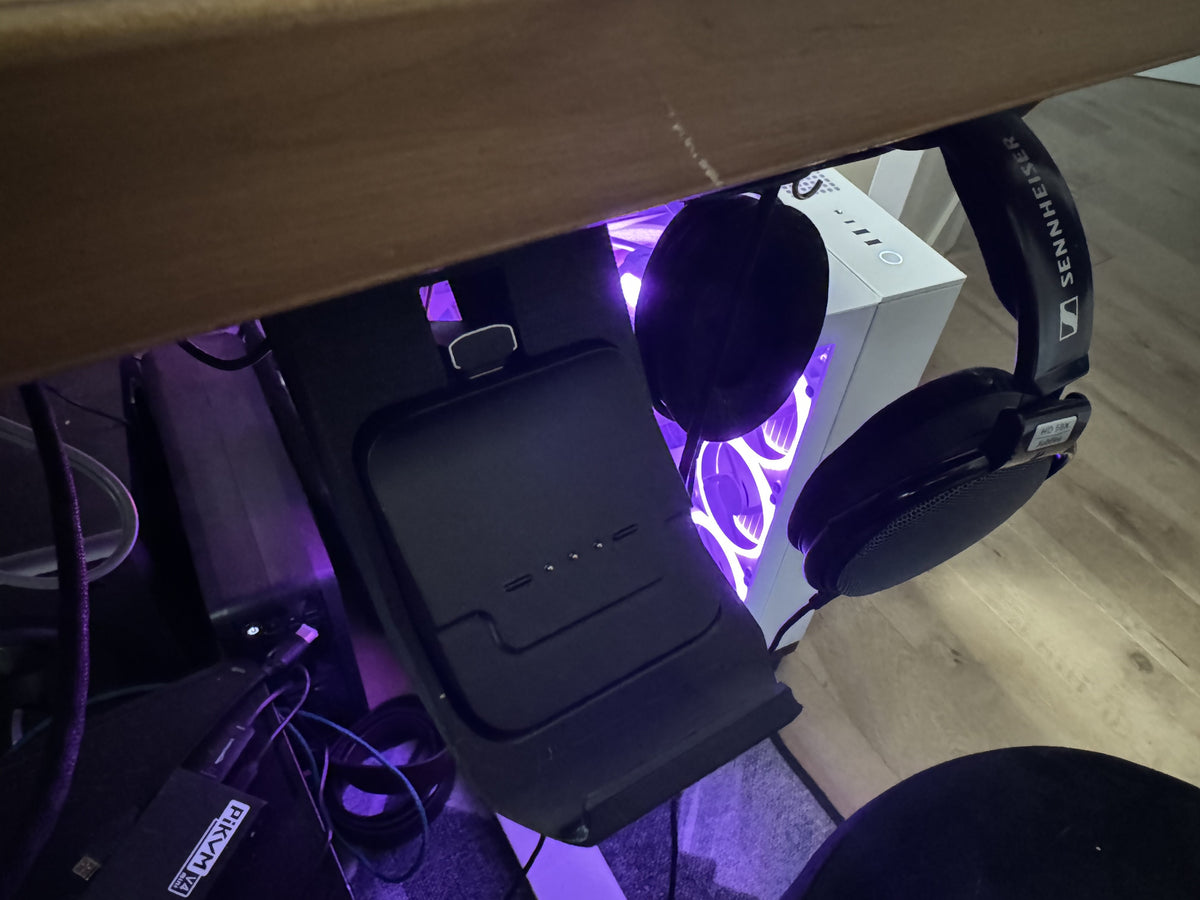 Support de recharge pour manette Xbox Elite sous le plateau du bureau