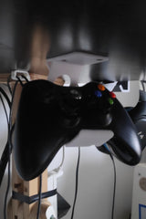 Support pour manette Xbox sous le plateau du bureau – setup gaming bien rangé