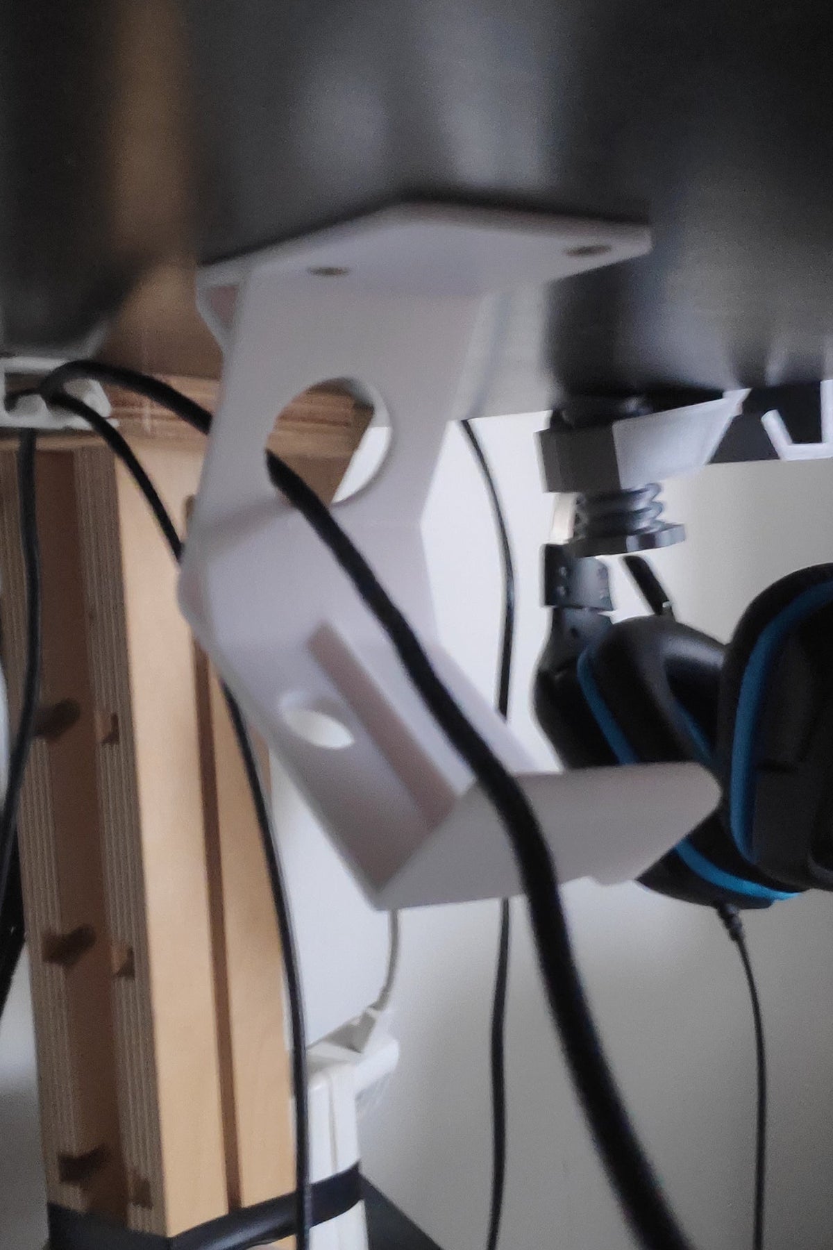 Support pour manette Xbox sous le plateau du bureau – setup gaming bien rangé