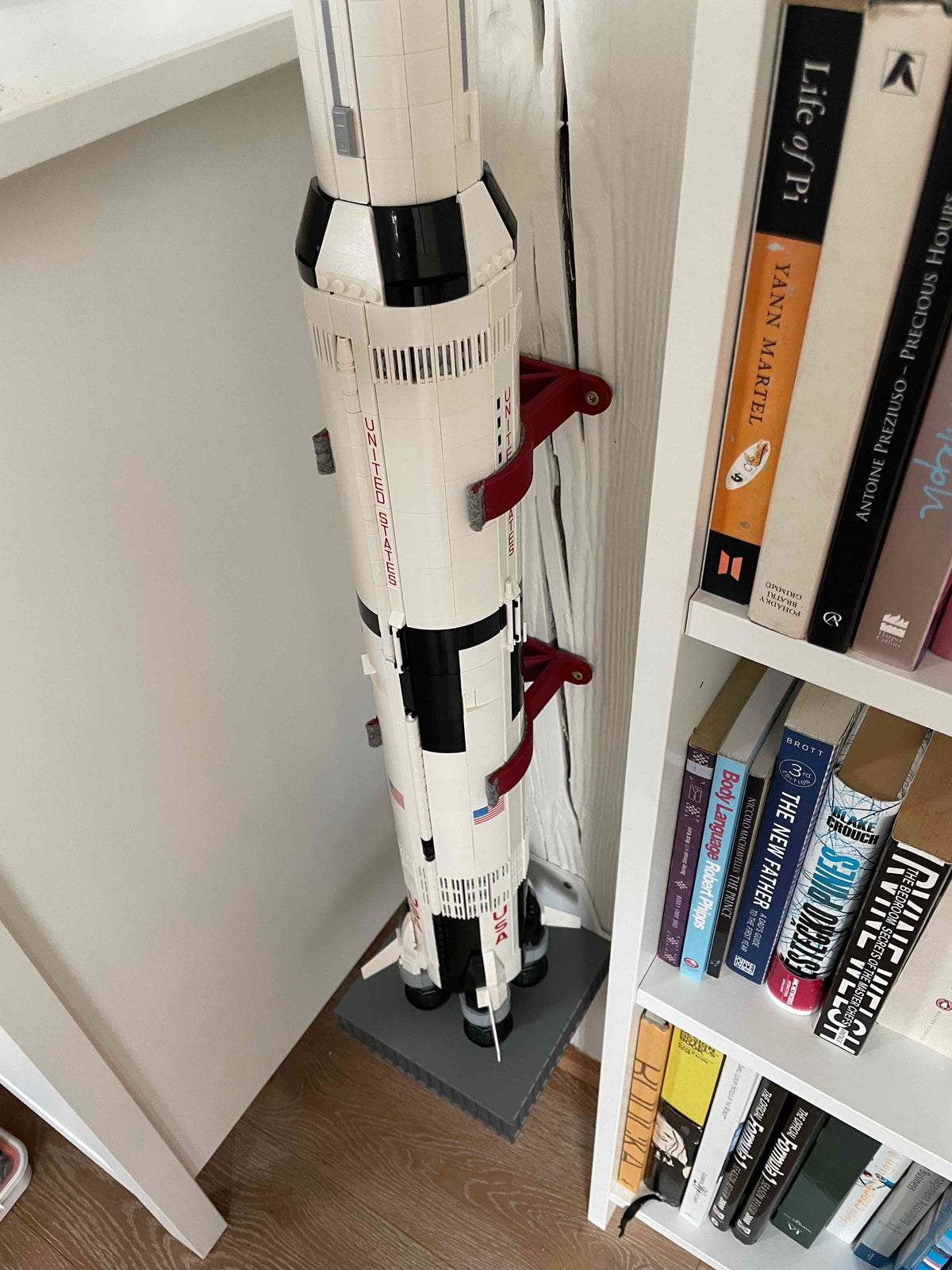 Support mural vertical pour LEGO Saturn V façon pas de tir