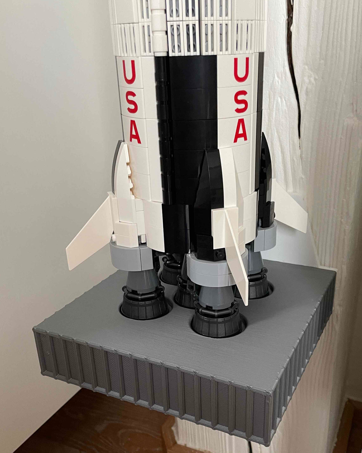 Support mural vertical pour LEGO Saturn V façon pas de tir