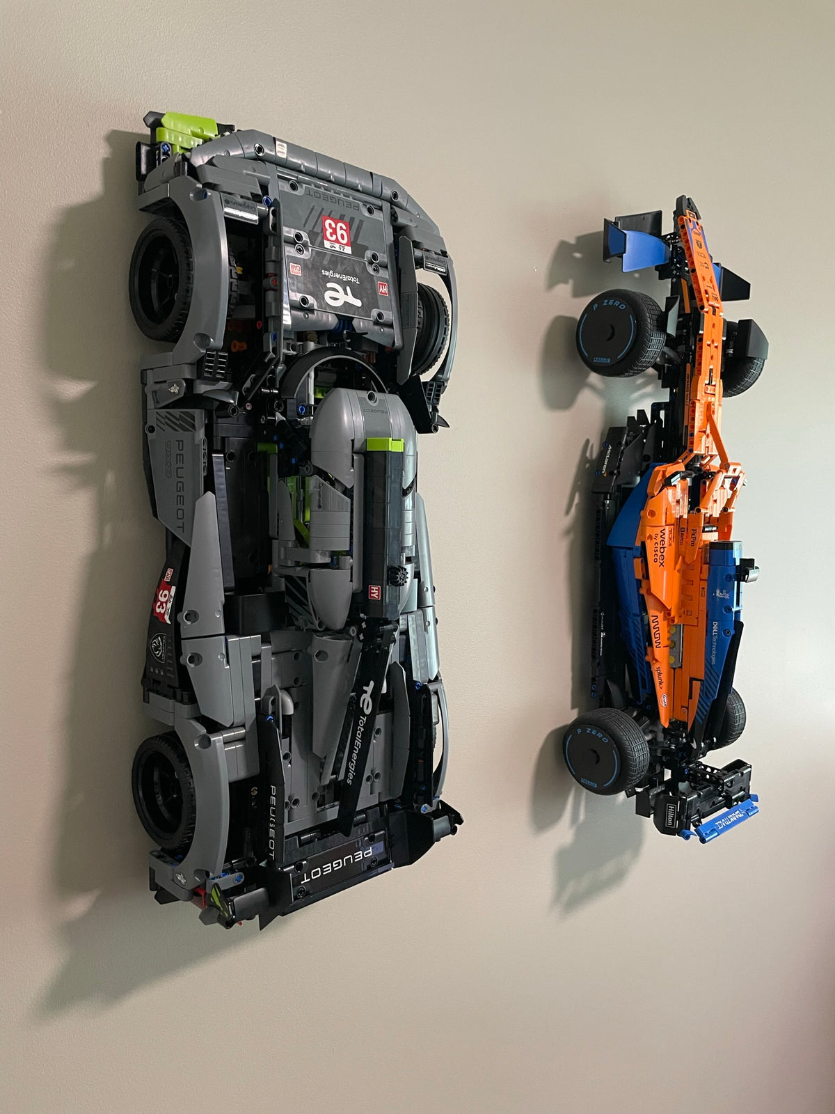 Support mural vertical pour LEGO Peugeot 9X8 42156