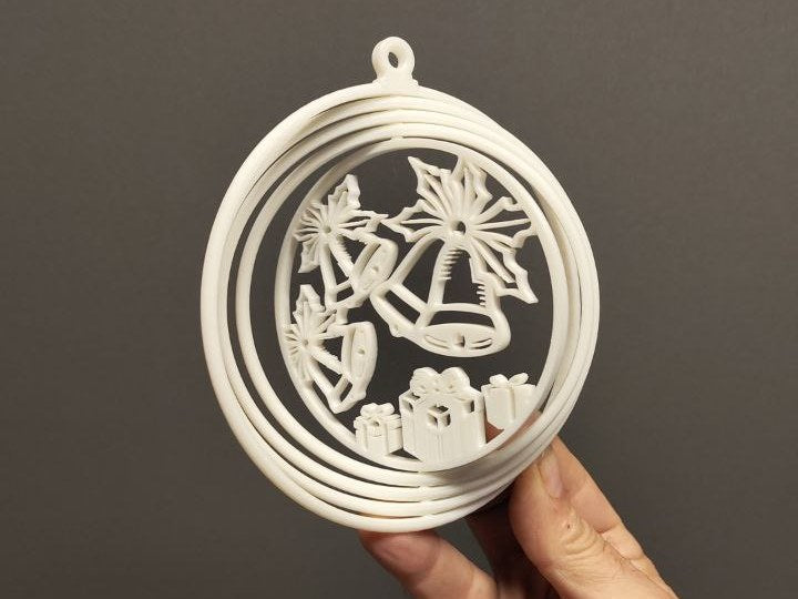 Boule de Noël avec cadeaux et cloches